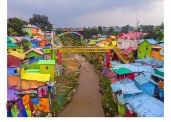 قرية اندونسية تتحول إلي قوس قزح