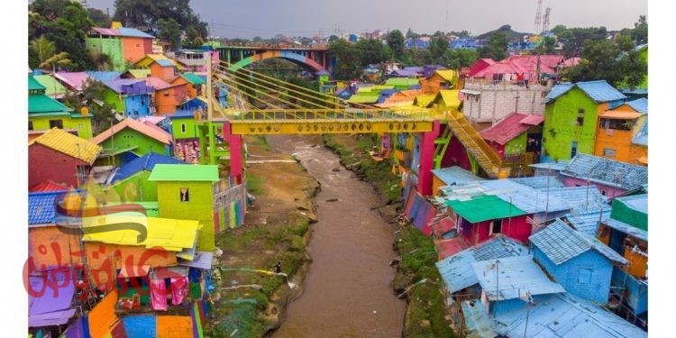 قرية اندونسية تتحول إلي قوس قزح