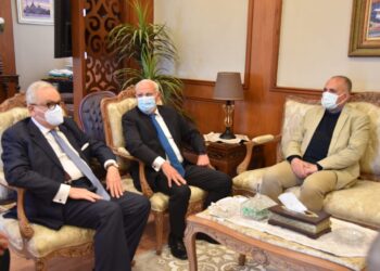 عادل الغضبان محافظ بورسعيد يستقبل وزير الموارد المائية و الري