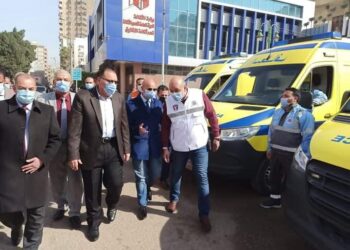 محافظ الشرقية يشهد تسليم المحافظة لـ١٦ سيارة إسعاف