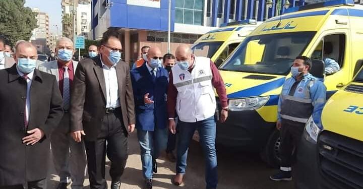 محافظ الشرقية يشهد تسليم المحافظة لـ١٦ سيارة إسعاف