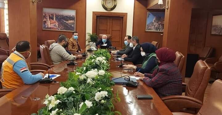 محافظ بورسعيد يعقد اجتماعا مع لجنة إدارة أزمة فيرس كورونا