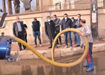 محافظ الغربية يتفقد شوارع مدينة طنطا أثناء سقوط الأمطار