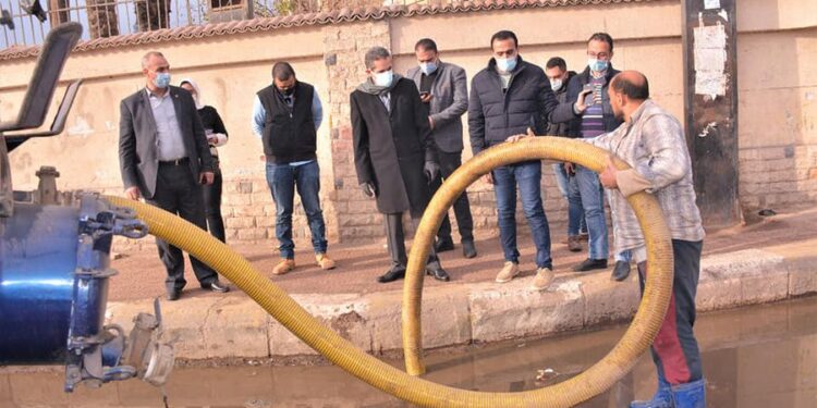 محافظ الغربية يتفقد شوارع مدينة طنطا أثناء سقوط الأمطار