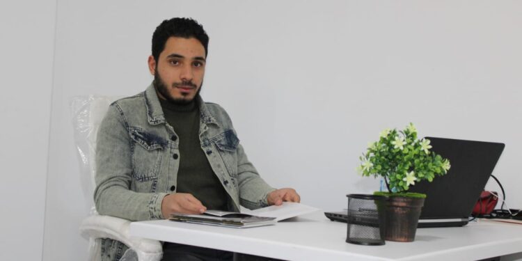 الكاتب أحمد شرف