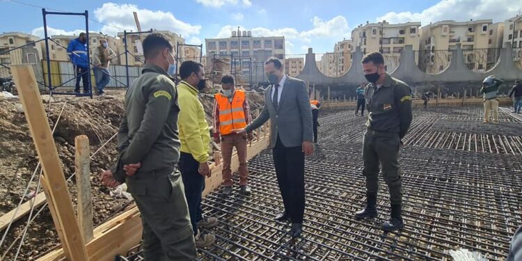 رئيس جامعة دمنهور يواصل جولاته لتفقد الكليات