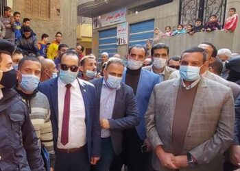 محافظ البحيرة يتفقد مبادرة تجميل شوارع قرية سرنباى