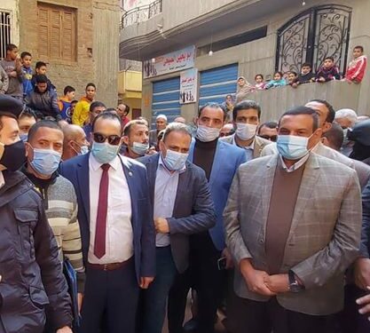 محافظ البحيرة يتفقد مبادرة تجميل شوارع قرية سرنباى