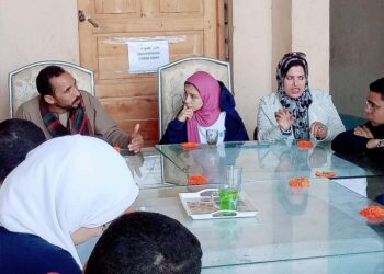 وفد من جامعه عين شمس يتعرف نبات الإقحوان بشركة الرحاب بابشواي.