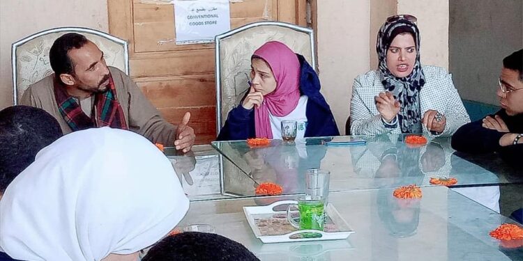 وفد من جامعه عين شمس يتعرف نبات الإقحوان بشركة الرحاب بابشواي.