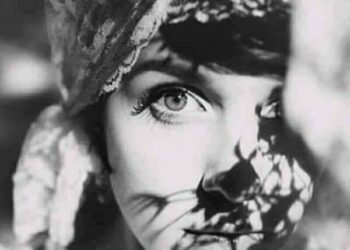 الدمية ذات الخيوط..