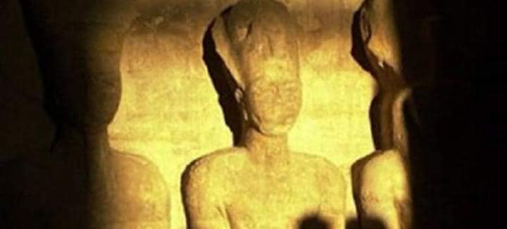 تعامد الشمس على وجه الملك