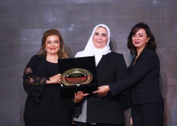 قمة "مصر للأفضل" تكرم