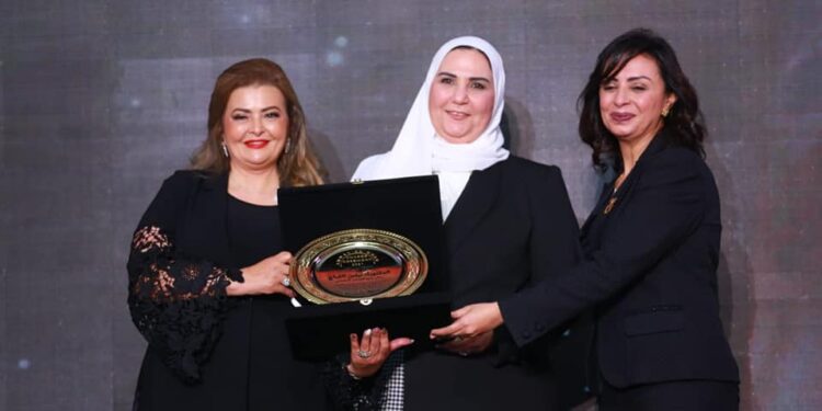 قمة "مصر للأفضل" تكرم