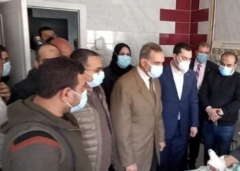 محافظ كفر الشيخ يطمئن على المصابين في حريق بشقة ببرج سكني
