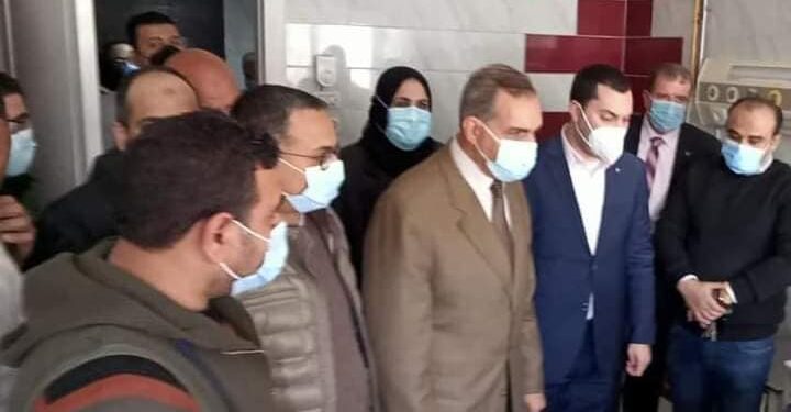 محافظ كفر الشيخ يطمئن على المصابين في حريق بشقة ببرج سكني