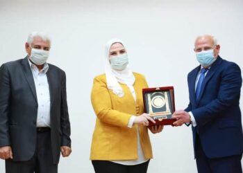 الغضبان يكرم وزيرة التضامن الاجتماعي ويهديها درع المحافظة