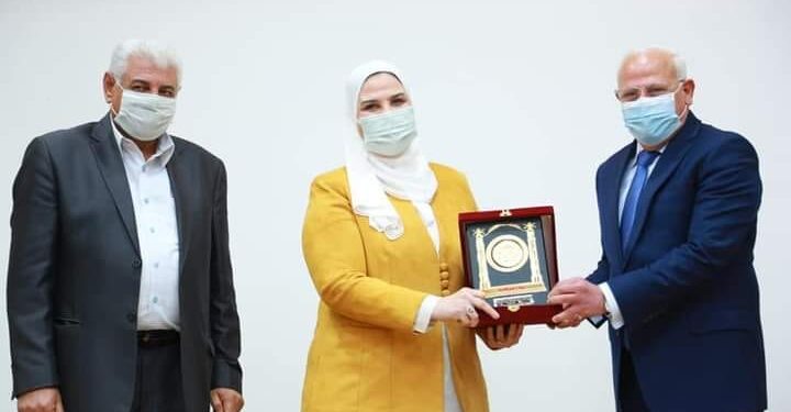 الغضبان يكرم وزيرة التضامن الاجتماعي ويهديها درع المحافظة