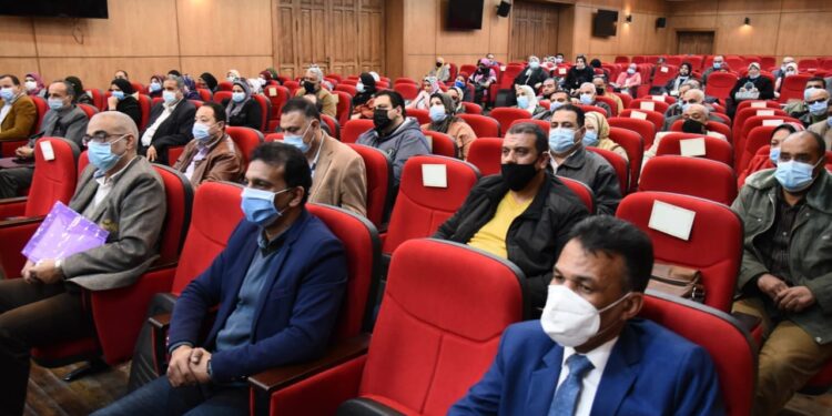 محافظ بورسعيد يستعرض خطة استكمال الدراسة والامتحانات للتعليم قبل الجامعى