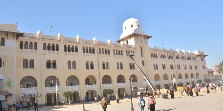 محافظ الغربية ونائبه في جولة تفقدية بكفر الزيات وطنطا