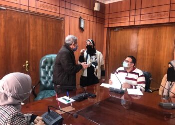 السكرتير العام يسلم شهادات اجتياز  البرنامج التدريبى لتأهيل العاملين بالقطاع الحكومى في التحول الرقمي .