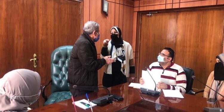 السكرتير العام يسلم شهادات اجتياز البرنامج التدريبى لتأهيل العاملين بالقطاع الحكومى في التحول الرقمي .