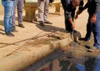 متابعة العمل على تسليك صفايات المطر بنطاق مدينة المحمودية