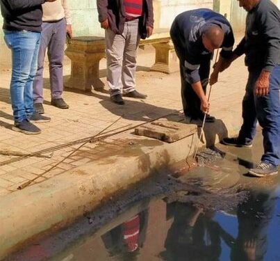 متابعة العمل على تسليك صفايات المطر بنطاق مدينة المحمودية