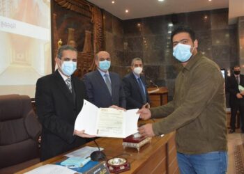 رحمى محافظ الغربية يسلم عقود تخصيص ١٦٨ وحدة بالمجمع الصناعي بالمحلة الكبرى