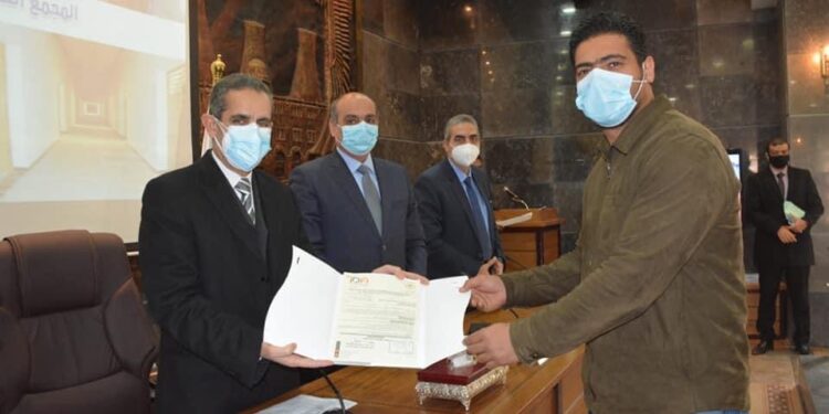 رحمى محافظ الغربية يسلم عقود تخصيص ١٦٨ وحدة بالمجمع الصناعي بالمحلة الكبرى