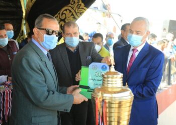 بالصور ..محافظ كفر الشيخ  يسلم الميداليات للمراكز الثلاثة بدوري مراكز الشباب والكأس لمركز شباب كفر الشيخ