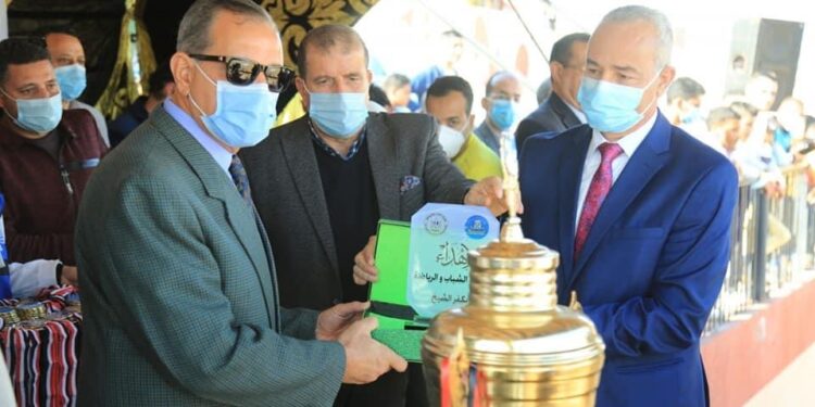 بالصور ..محافظ كفر الشيخ يسلم الميداليات للمراكز الثلاثة بدوري مراكز الشباب والكأس لمركز شباب كفر الشيخ