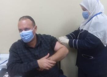 مدير الرعاية الأساسية بالفيوم يتلقى التطعيم بلقاح كورونا