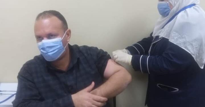 مدير الرعاية الأساسية بالفيوم يتلقى التطعيم بلقاح كورونا