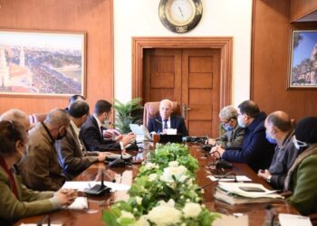 محافظ بورسعيد  يتابع سير العمل في  تحويل ١٧ محطه وقود للعمل بالغاز الطبيعي