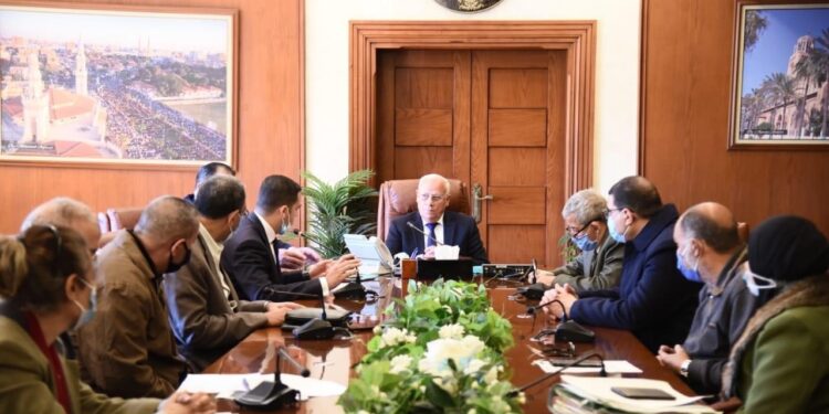 محافظ بورسعيد يتابع سير العمل في تحويل ١٧ محطه وقود للعمل بالغاز الطبيعي