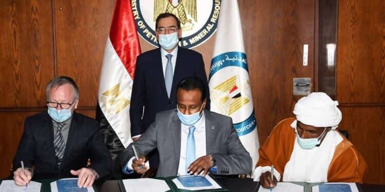 طارق الملا” يشهد توقيع 10 عقود جديدة للبحث عن الذهب باستثمارات أكثر من 11 مليون دولار