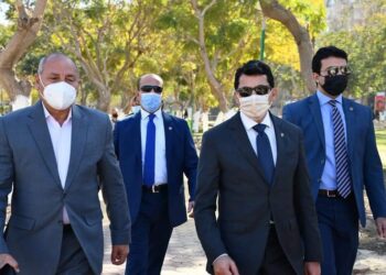 وزير الشباب والرياضة يتفقد الملعب بحديقة الطفل