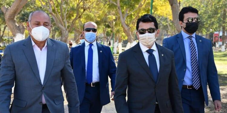 وزير الشباب والرياضة يتفقد الملعب بحديقة الطفل