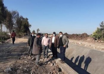 راضي” و”هلال” في جوله تفقديه برى غرب البحيره للاطمئنان على سير العمل لتاهيل وتبطين الترع