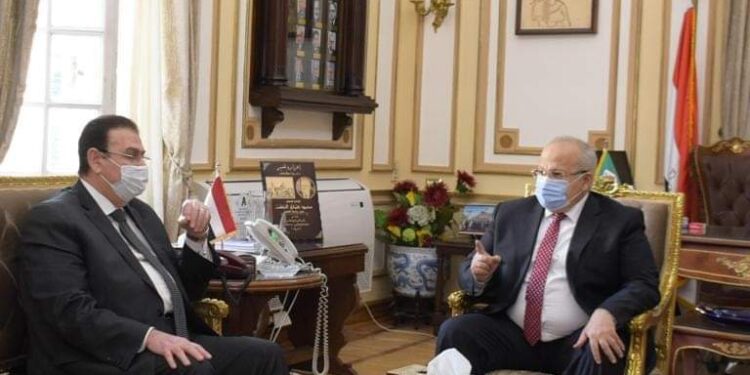 رئيس جامعة القاهرة يجتمع مع قيادات الشركة المنفذة لجامعة القاهرة الدولية للتأكيد على سرعة إنجاز المشروع