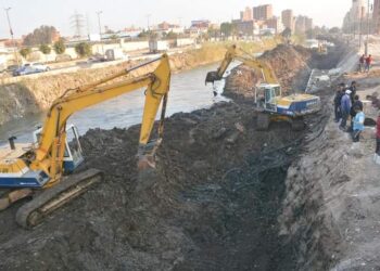 محافظ الغربية ونائبه يتفقدان أعمال تدبيش ترعة القاصد وأعمال الرصف والتطوير بطنطا