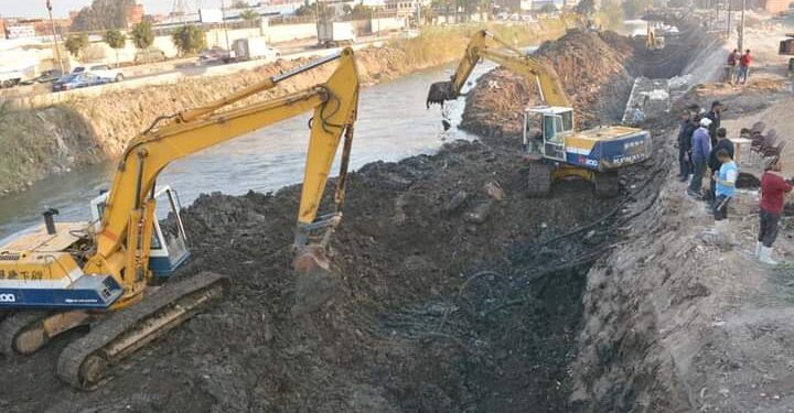 محافظ الغربية ونائبه يتفقدان أعمال تدبيش ترعة القاصد وأعمال الرصف والتطوير بطنطا