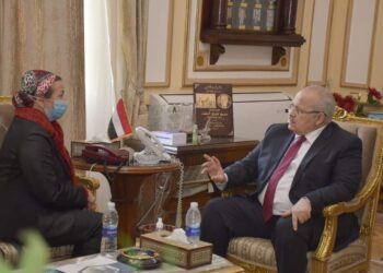رئيس جامعةالقاهرة ووزيرة البيئة يناقشان التعاون الثنائي في مجالات الحد من المخاطر والمحميات الطبيعية