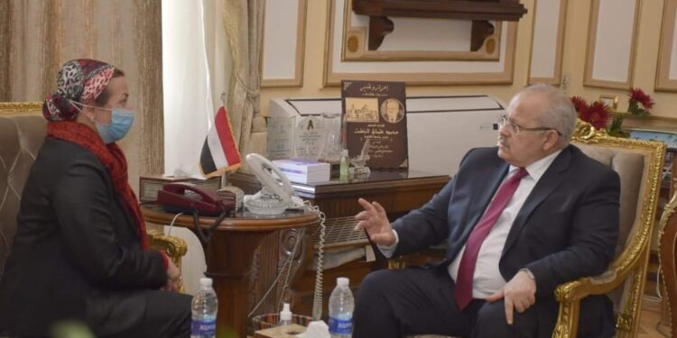 رئيس جامعةالقاهرة ووزيرة البيئة يناقشان التعاون الثنائي في مجالات الحد من المخاطر والمحميات الطبيعية