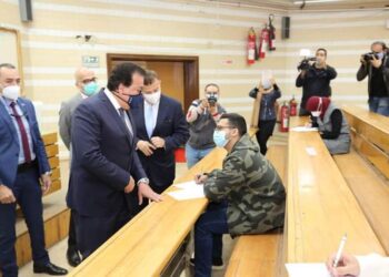 وَزير التعليم العالي يتابع انتظام لجان الامتحانات واستئناف بجامعتي القاهرة وعين شمس