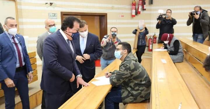 وَزير التعليم العالي يتابع انتظام لجان الامتحانات واستئناف بجامعتي القاهرة وعين شمس