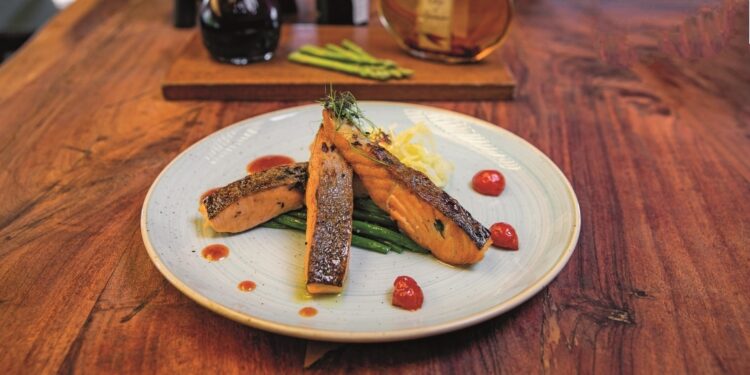 سمك السالمون المخبوز المقرمش