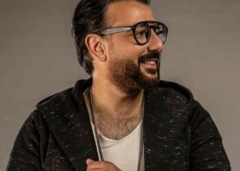 فكك من الناس بعيدا عن بيت العيلة