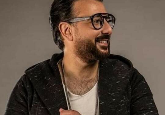 فكك من الناس بعيدا عن بيت العيلة